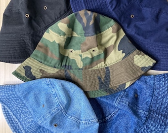 100% Washed Cotton Canvas Bucket Boonie Hut in Denim, Army, Schwarz oder Navy für Summer Festival Fun. Armeeeimer sind mit Polyester gemischt*