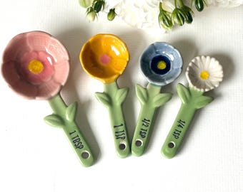 Set di cucchiai dosatori in ceramica floreale, cucchiai dosatori a forma di fiore, tazze dosatrici, cottura al forno, graziose ceramiche, decorazioni da cucina in stile cottage, regalo