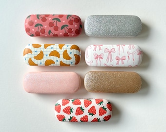 Niedliches Muster-Brillenetui - Erdbeere, Kirsche, Croissant, Schleife & Glitzer Brillenetui | Hartschalen-Sonnenbrillenhülle | Geschenk für Sie