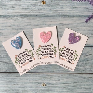 Ficha de recuerdo del corazón de resina en tarjeta brillante, abrazo de bolsillo, tarjeta de amor, regalo simbólico, ficha de amor, signo de recuerdo, varios colores