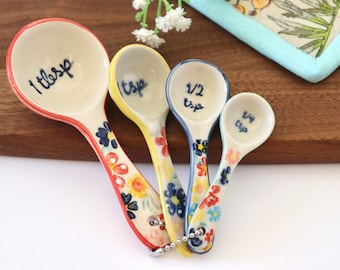BLUESTEER Carrot Measuring Spoons Set in Pot, Cute Ceramic Measuring Cups  Seasoning Measuring Spoon with Cups Holder, Decorative Figurine Kitchen