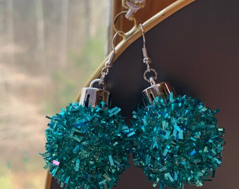 Festliche blaue Weihnachtsanhänger als Ohrringe