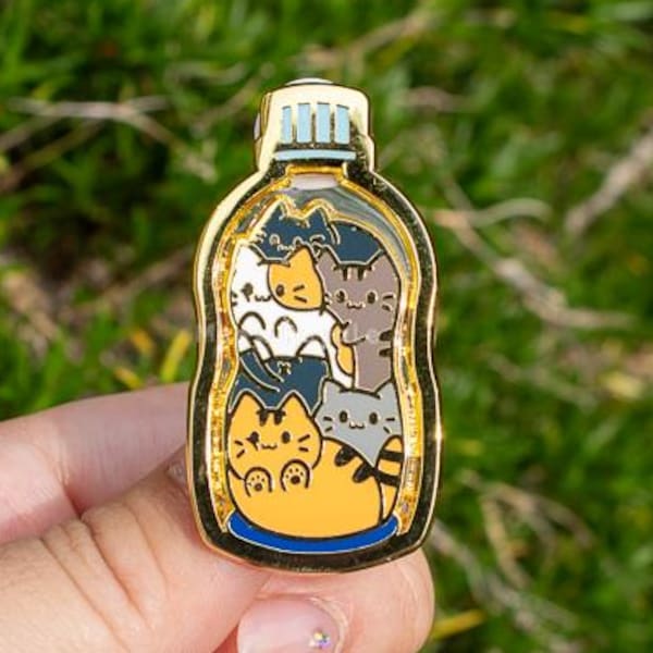 Broche de esmalte transparente com gatos na garrafa