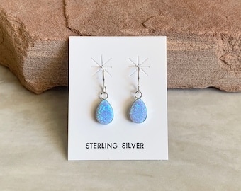 Orecchini pendenti a goccia in argento sterling e opale di fuoco blu fatti a mano