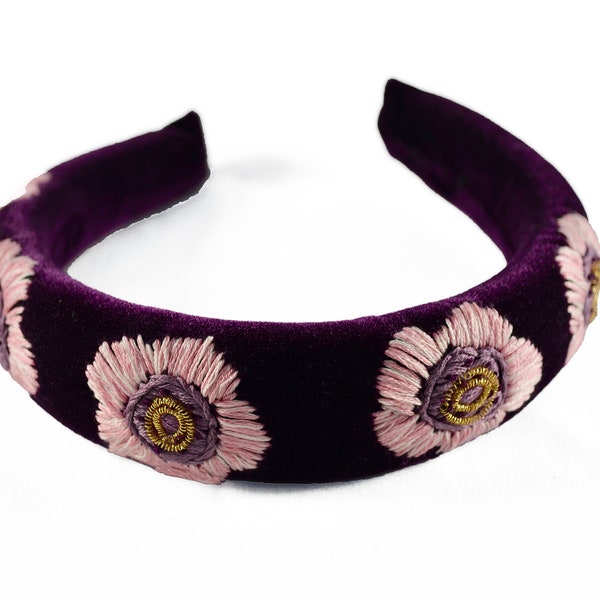 Leicht gepolstertes tieflila Stirnband mit rosa floraler Handstickerei