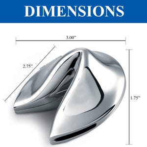 Pu&ograve; includere: Un salvadanaio a forma di biscotto della fortuna argentato con dimensioni di 7,6 cm di larghezza, 7 cm di lunghezza e 4,4 cm di altezza.