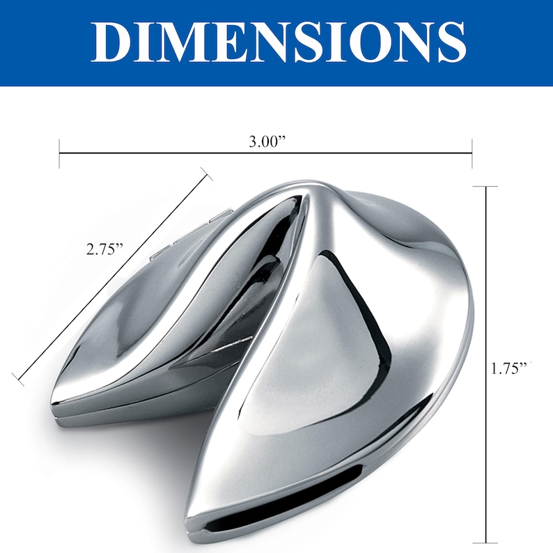 Pu&ograve; includere: Un salvadanaio a forma di biscotto della fortuna argentato con dimensioni di 7,6 cm di larghezza, 7 cm di lunghezza e 4,4 cm di altezza.