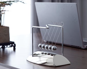 Culla di Newton personalizzata, gadget da scrivania per dirigenti / Decorazione cinetica con incisione personalizzata / Regalo per professionisti