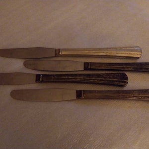 Original Rogers DeLuxe Plate &#39; Gracious&#39; 8.25&quot; Dinner Knives- Set of 4