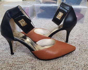 Gr. 38 zweifarbige schwarz-braune Nicole Miller Pumps mit Fesselriemchen & goldfarbener Schnalle