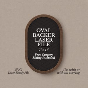 Peut inclure: Un design de fichier laser ovale avec un fond sombre et un cadre en bois. Le texte indique "OVAL BACKER LASER FILE" et "7" x 11"", avec du texte supplémentaire indiquant un dimensionnement personnalisé gratuit et la compatibilité SVG. Le design mesure 17.78 cm x 27.94 cm.