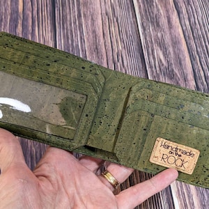 Cartera de corcho verde oliva para hombre, billetera plegable de regalo sostenible, billetera ecológica, tarjetero y efectivo con forro de tela resistente a RFID.