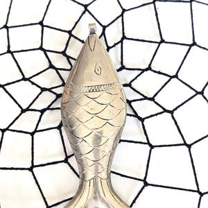 Gran colgante de pez de metal plateado, hecho a mano en Marruecos, símbolo de prosperidad, amuleto de fertilidad, talismán, símbolo de pez, protección, símbolo cristiano