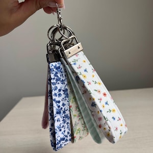 Llavero de pulsera floral