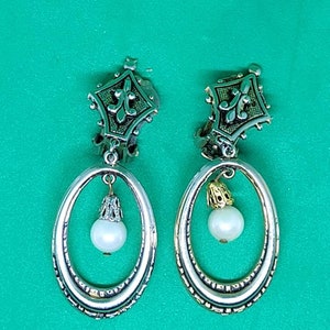 Vintage, jewelry, vintage jewelry, earrings, clip on earrings, fashion earrings, twotone earrings, clip ons, vintage clip on earrings, pearl