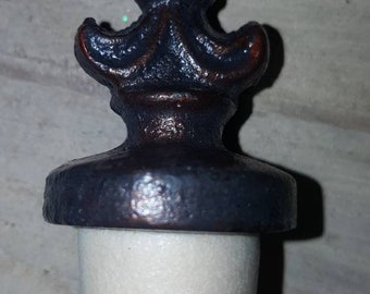 Vintage wine bottle stopper, bottle stopper, retro stopper, wine stopper, wine cork, fleur de lis, wine finial, drinkware, barware, brass