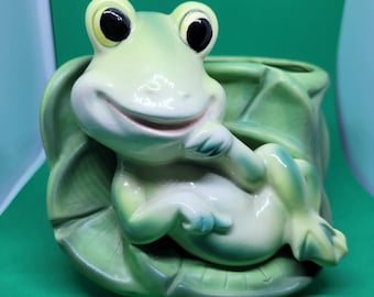 Vintage, vintage planter, frog, frogs, frog planter, indoor planters, outdoor planters, gardening, planter pots, flower pots, lily pad frog