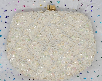 Sac à perles : élégance artisanale avec perles blanches et coeurs rouges - France