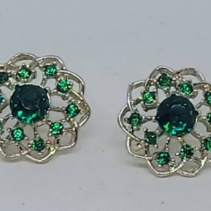 Vintage emerald and gold round screw back earrings, vintage jewelry, clip on earrings, earrings, Mothers Day, gift idea for her, emeralds