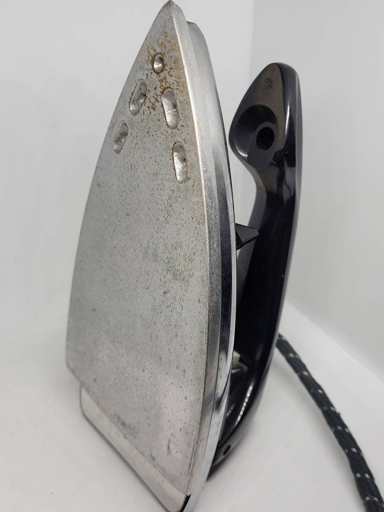 Vintage 120 Volt General Electric Steam Iron 1950's, Iron