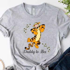 Papa zu Bienen Shirt, Winnie The Pooh Babyparty, Schwangerschaft offenbaren Shirt, Winnie The Pooh Familie Matching, Vater zu Bienen Shirt, Mama zu Bienen