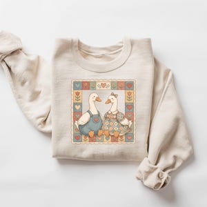 Thrifted Geese Sweatshirt,Vintage Grandma Geese,Cottagecore Folk Art Goose,Vintage 80s Goose Shirt,Funny Goose Tee,Retro Goose Graphic Shirt bild 3
