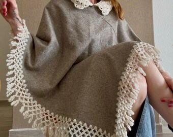 Ręcznie robiony beżowy ponczo z ręcznie robionym kołnierzem | Ciepła i ponadczasowa elegancja