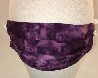 Máscara facial de tecido com bolso para filtro, fio nasal e elástico para orelha, tecido batik roxo