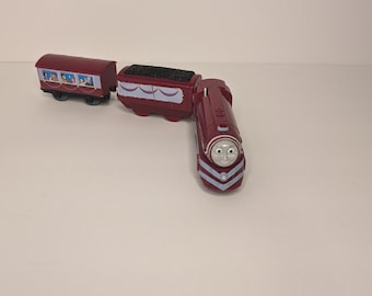 Tren Thomas and Friends Trackmaster Caitlin con juego de ténder y vagón.
