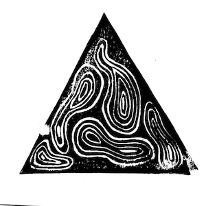 Puede incluir: Impresión abstracta en blanco y negro de un triángulo con un patrón de remolino en su interior.