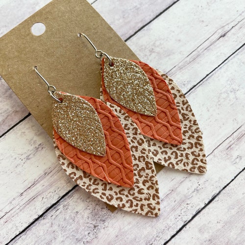 Boucles d'oreilles triple épaisseur en acier inoxydable imitation cuir champagne, orange pâle et imprimé léopard