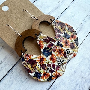 Pendientes de acero inoxidable con estampado floral colorido de cuero sintético y madera