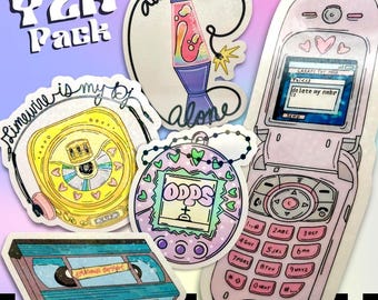 Op de afbeelding: Een verzameling Y2K-thema stickers met een lavalamp, een klaptelefoon, een cd-speler, een Tamagotchi en een VHS-band. De stickers zijn in pastelkleuren en bevatten teksten als "Y2K Pack", "LimeWire is my DJ" en "delete my nbr".