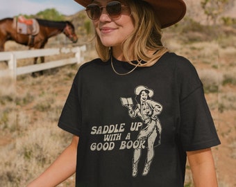 Koszula Bookish Cowgirl Comfort Colors | Koszulka Retro Western Book Lover Country Bookish Tee, Prezent Bookish dla niej, Country Girl Reader BookTok