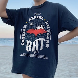 ACOTAR Bat jongens band T-shirt | Cassian Azriel Rhysand Velaris Night Court Vintage gelicentieerde SJM Merch Illyrische krijger TOG Crescent City Art