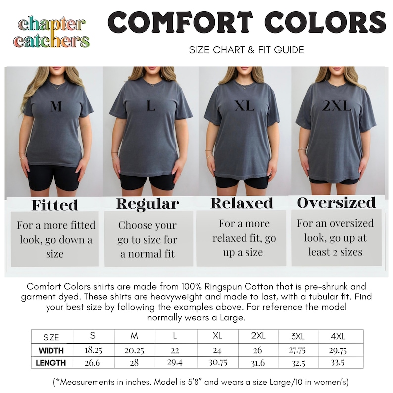 Pode incluir: Tabela de tamanhos para t-shirts Comfort Colors, mostrando quatro tipos de caimento: ajustado, regular, relaxado e oversized. A tabela inclui medidas de largura e comprimento em polegadas para os tamanhos S a 4XL. A modelo tem 1,73 m de altura e usa tamanho L/10 para mulher.