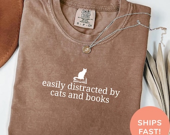Leicht abgelenkt von Katzen und Büchern Shirt | Buch-Liebhaber-Geschenk, lustiges Katzen-Sweatshirt, Katzen-Liebhaber-Sweatshirt, Katzenliebhabergeschenk, Katzen und Bücher