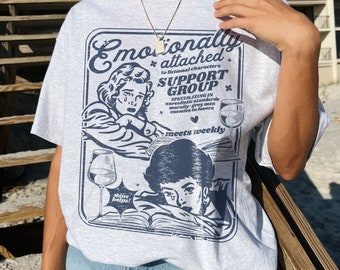 Emotional Mit Romanfiguren Verbunden | Retro Bookish Shirt, Vintage Buch-Liebhaber-Shirt, Romance Reader, moralisch graue Feinde zu Liebhabern