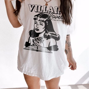 Camiseta "Amante de Vilões" | Camiseta Comfort Colors para Amantes de Livros, Romance Sombrio, De Inimigos a Amantes, Clube do Livro, Presente Literário Moralmente Ambíguo para Leitores White