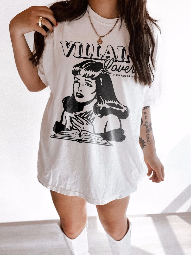 Camiseta "Amante de Vilões" | Camiseta Comfort Colors para Amantes de Livros, Romance Sombrio, De Inimigos a Amantes, Clube do Livro, Presente Literário Moralmente Ambíguo para Leitores White