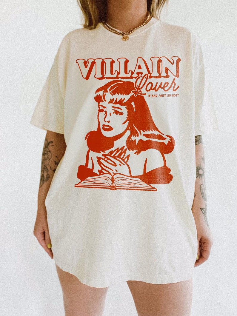 Camiseta "Amante de Vilões" | Camiseta Comfort Colors para Amantes de Livros, Romance Sombrio, De Inimigos a Amantes, Clube do Livro, Presente Literário Moralmente Ambíguo para Leitores Ivory