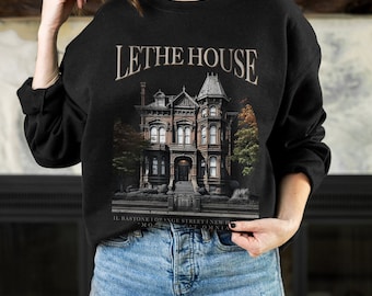 Puede incluir: Sudadera negra con un estampado gráfico de una gran casa victoriana con el texto "Lethe House" y la dirección "Il Bastone 1 Orange Street, New York, NY 10013".