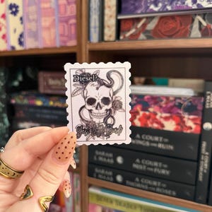 Diesel? Ja, lilla fågeln | K A Knight-inspirerad glitterstämpel Kindle-klistermärke | Huggormarnas näsa | Mörk romans | Booktok bild 1