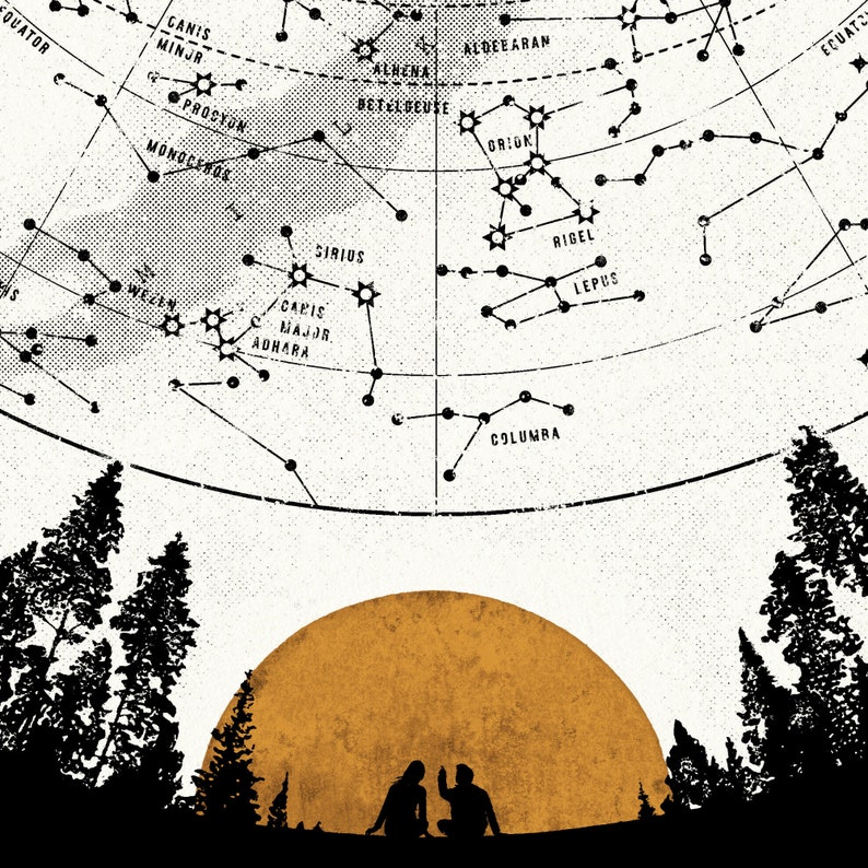 Puede incluir: Una ilustraci&oacute;n en blanco y negro de una carta estelar con constelaciones y nombres de estrellas. La carta est&aacute; sobre un fondo blanco con un gran sol naranja en primer plano. Dos siluetas de personas est&aacute;n sentadas frente al sol, mirando las estrellas.