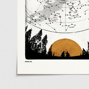 Puede incluir: Una ilustraci&oacute;n en blanco y negro de un cielo estrellado nocturno con un gran sol dorado poni&eacute;ndose detr&aacute;s de una silueta de un bosque y dos personas sentadas juntas. El texto "NORTHERN STARS" est&aacute; en la parte inferior de la imagen.