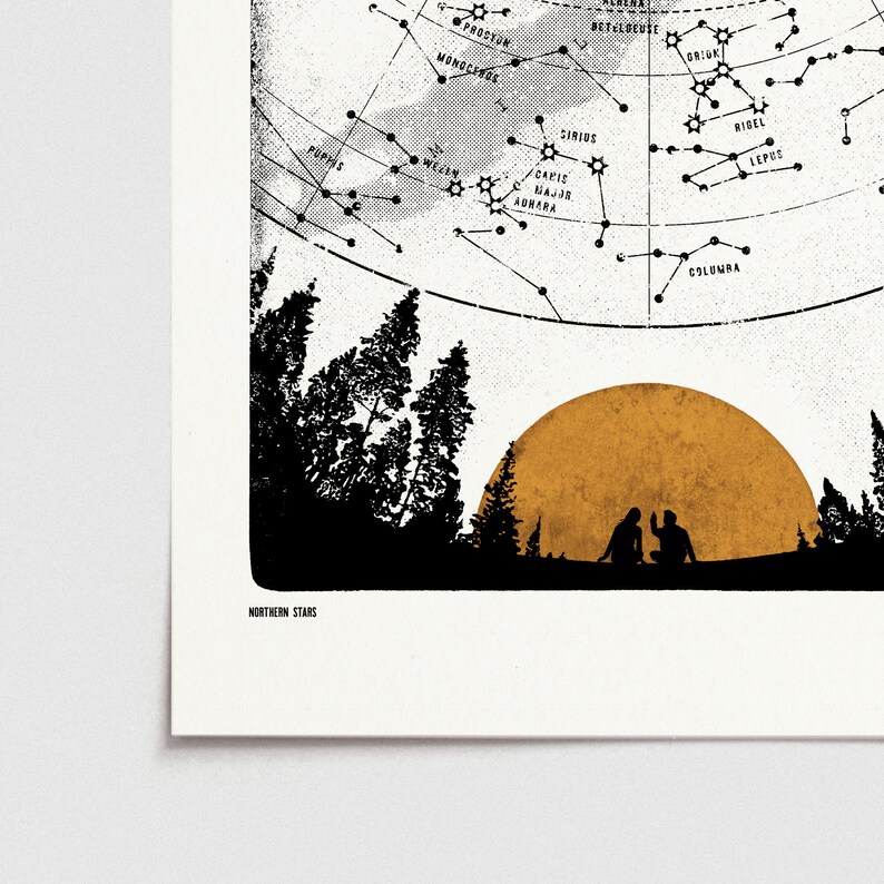 Puede incluir: Una ilustraci&oacute;n en blanco y negro de un cielo estrellado nocturno con un gran sol dorado poni&eacute;ndose detr&aacute;s de una silueta de un bosque y dos personas sentadas juntas. El texto "NORTHERN STARS" est&aacute; en la parte inferior de la imagen.