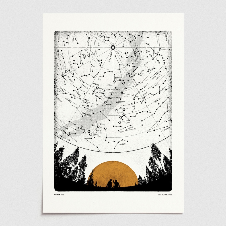 Puede incluir: Una ilustraci&oacute;n en blanco y negro de una carta estelar con constelaciones y sus nombres. La carta est&aacute; rodeada por una silueta oscura de &aacute;rboles y un sol amarillo dorado. El texto "NORTHERN STARS" y "LIME KILOMETRE STUDIO" se encuentra en la parte inferior de la imagen.