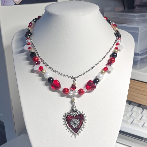 collier de perles énigme cramoisi | chaîne gothique avant-gardiste rouge foncé noir blanc tour de cou or emo cristal coeur pointes oeil sanglant cadeau fait main