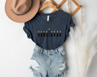 Happy Hanukkah Menorah-T-shirt met V-hals voor dames