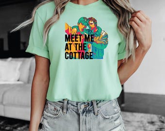 コテージで会いましょうシャツ | ホッケーロマンスTシャツ | BookTokシャツ | 敵から恋人へTシャツ | ロマンスリーダーギフト | ユニセックスグラフィックTシャツ